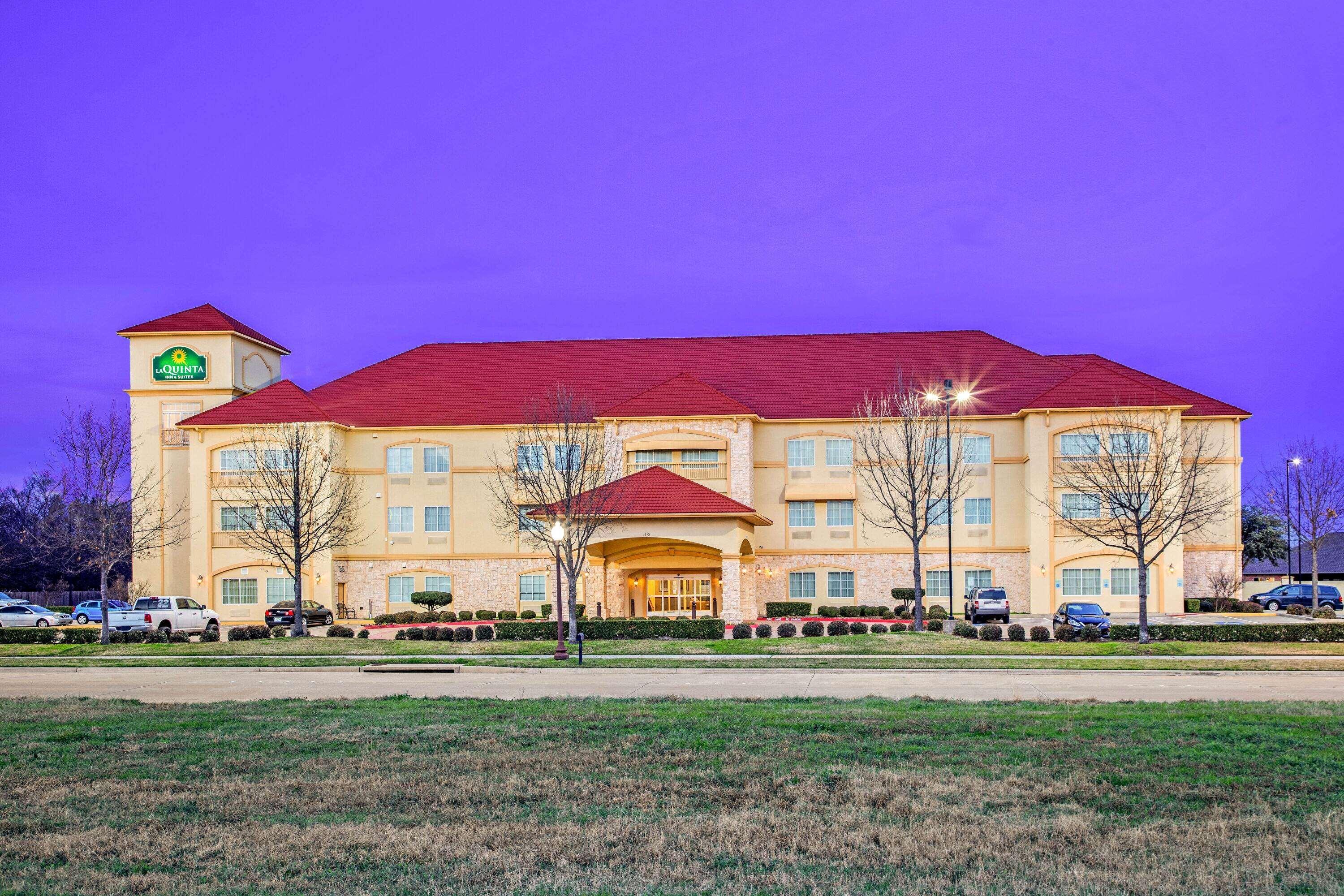 La Quinta By Wyndham Ennis Hotel Exterior photo